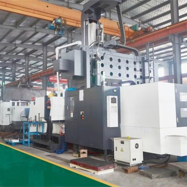 Как обслуживать и проводить техническое обслуживание выдувной машины с направляющими колоннами?