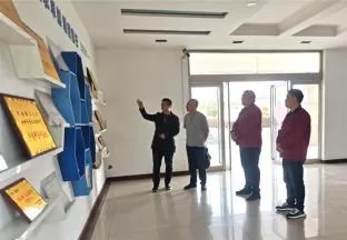 Посетители знакомятся с обзором компании Kaicheng в вестибюле.