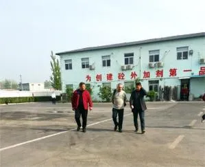 Клиенты идут по экскурсионному маршруту в производственный цех