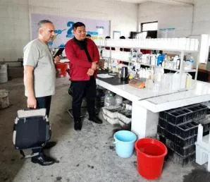 Г-н Шен представил клиенту обзор лаборатории.