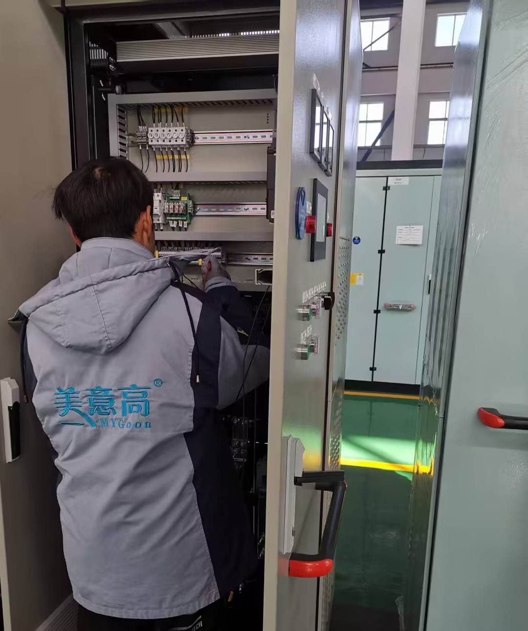 Не просто продажа шкафов: заглянем на нашу техническую подготовку по электротехнике и увидим уверенность «Китайского производства»