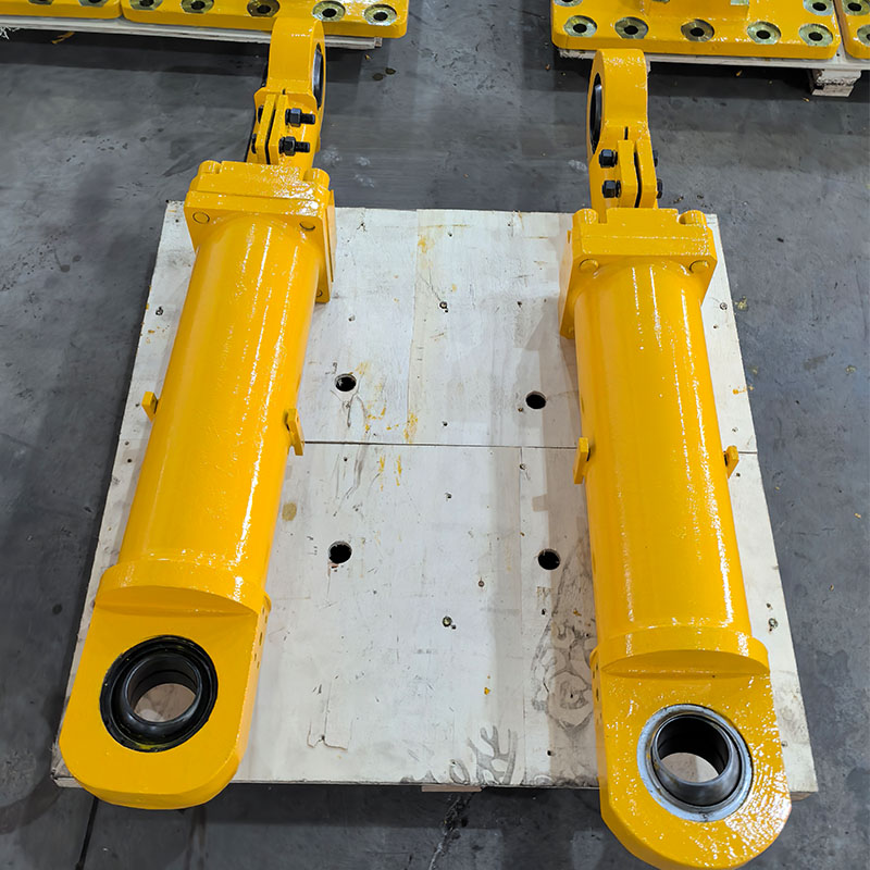 БелАЗ 75131, 75132 Цилиндр рулевой 75131-3429010-40