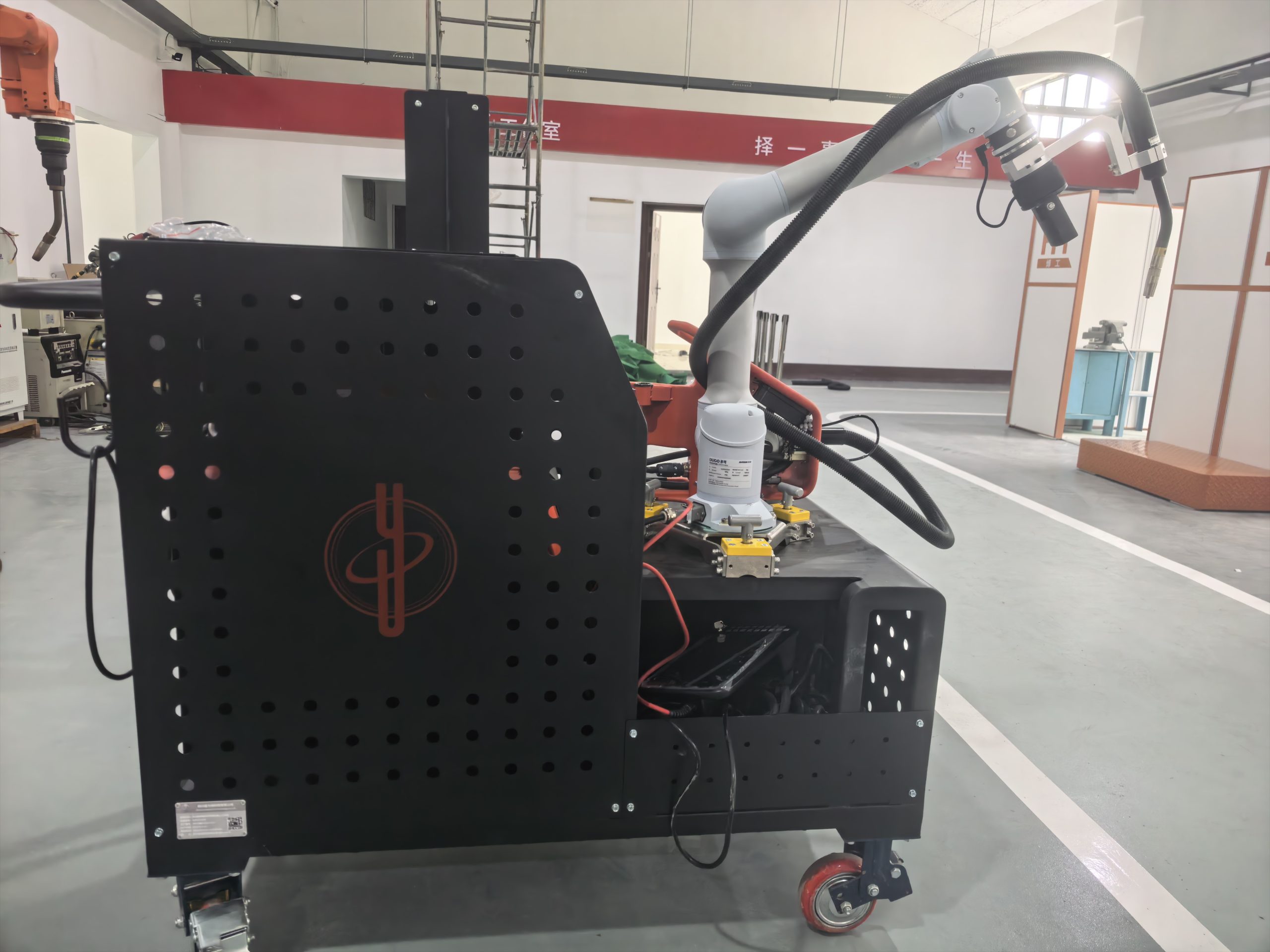 Научно‑технический коллаборативный робот Sichuan Yingweixi Technology в компании CRRC Meishan Vehicle: комплексное решение интеллектуальной сварки и аддитивного производства для высокотехнологичного оборудования рельсового транспорта
