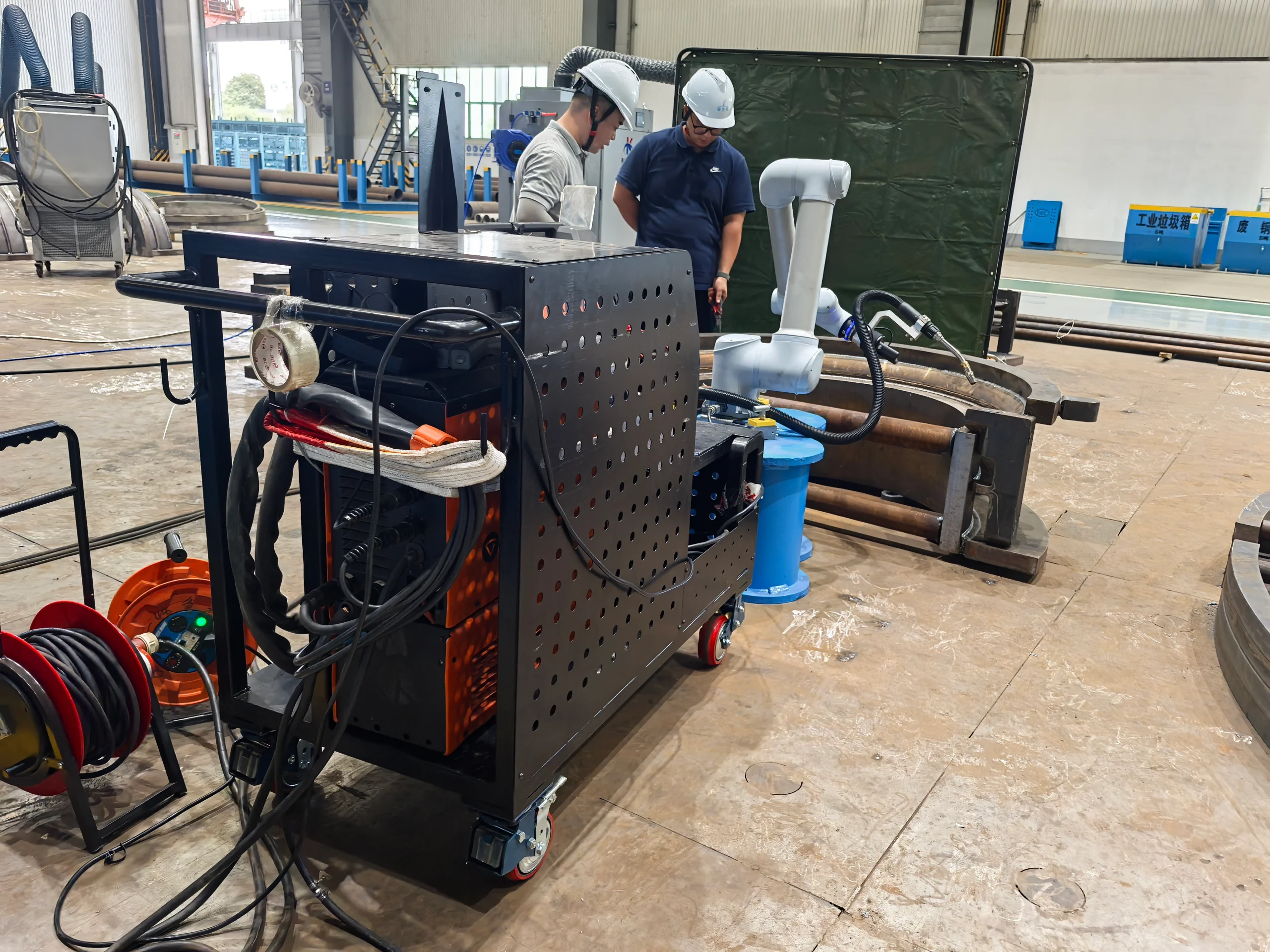 Сварка толстых листов на Восточно-Китайской турбинной заводе выполняется с использованием кооперативных роботов.