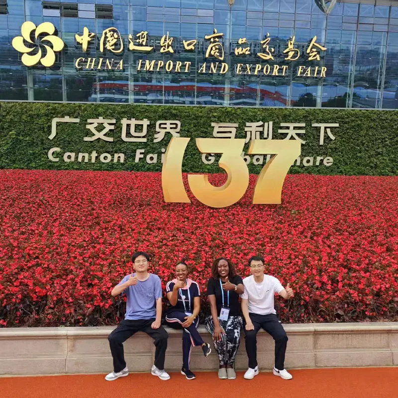Совместное фотографирование с африканскими клиентами на 137-й Кантонской ярмарке 2024 года
