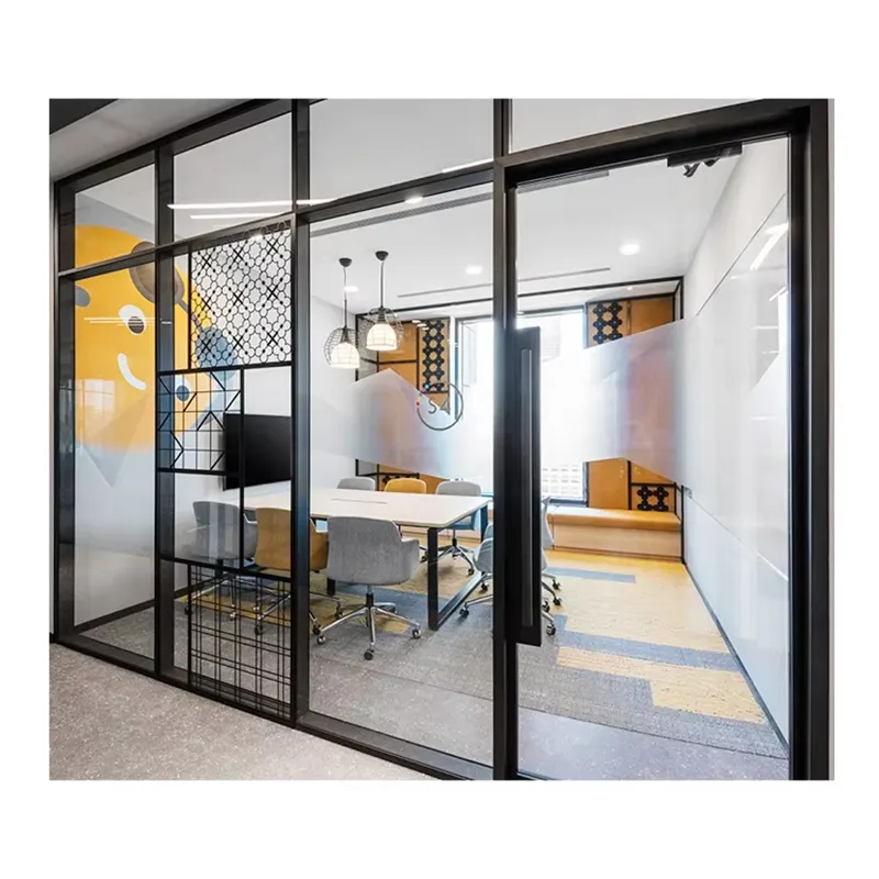 Алюминиевая поворотная дверь