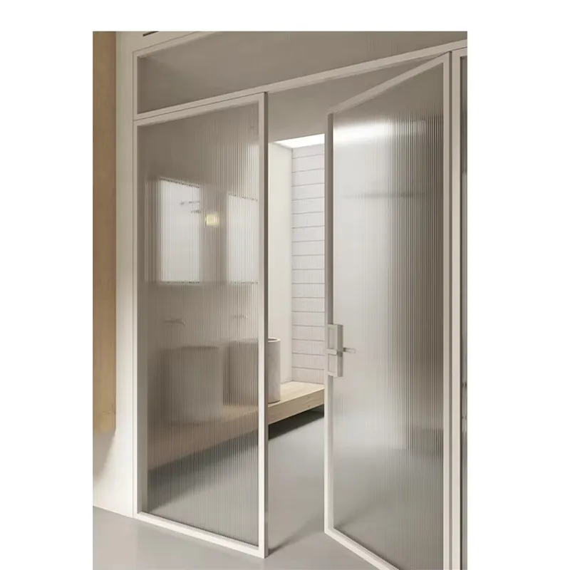 Поворотная дверь из ПВХ-алюминиевого профиля