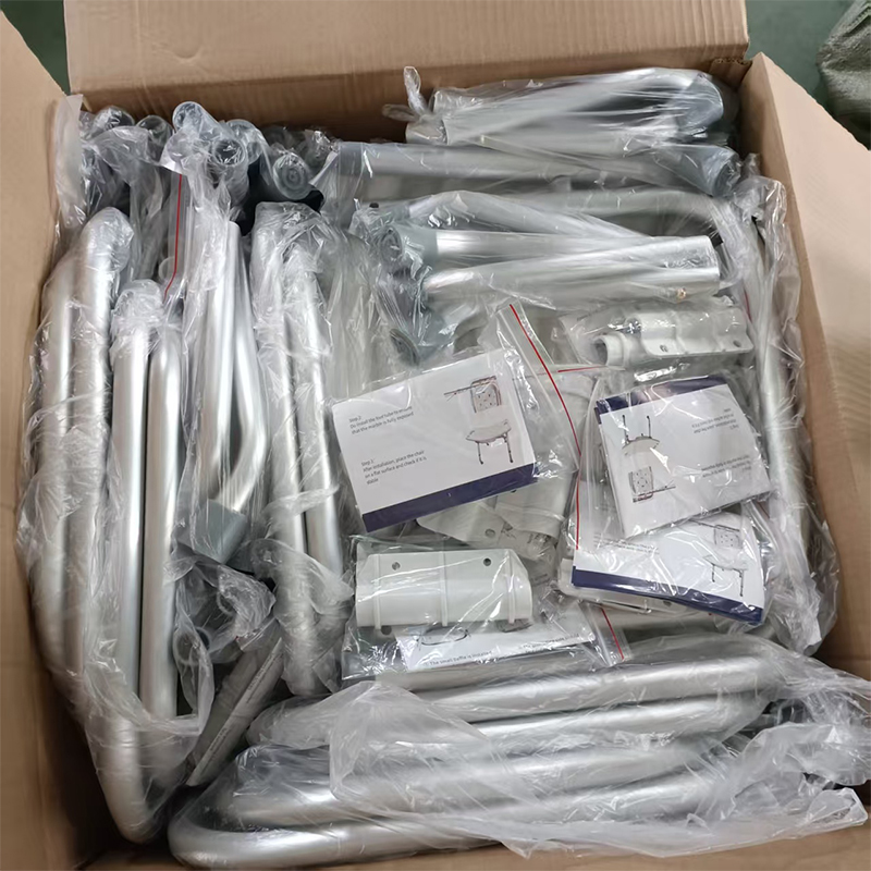 Эффективная отгрузка! Компания отправляет партию ванных табуреток и раскладных кроватей в Центральную Азию, способствуя расширению зарубежных рынков