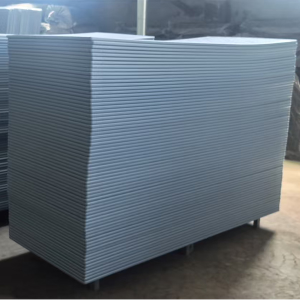 Компания Bazhou Jiexin Plastic Industry в настоящее время активно работает над выполнением экспортного заказа: идет подготовка крупной партии изготовленных методом выдувного формования ламелей для кроватей, предназначенных для отправки в Европу и США.