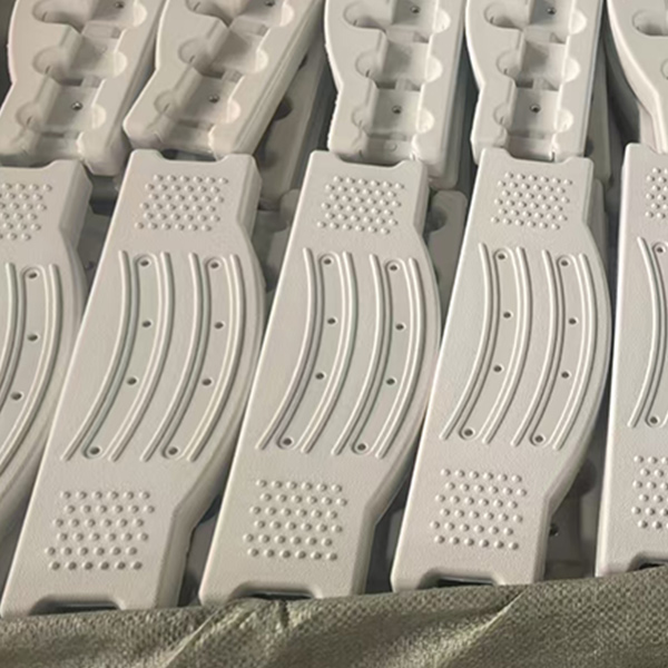 Компания Jiexin Plastics недавно поставила на внутренний рынок партию центрально-выдувных формованных изножий для кроватей в общежитиях.