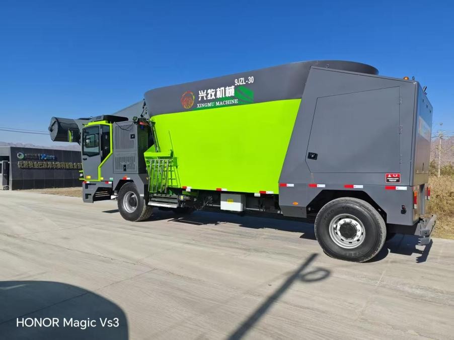 Дизельная самоходная кормосмесительная машина414 (2)