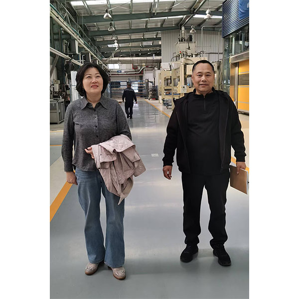 Компания Shandong Junneng Electric посетила Weiao Rail для проведения работ по монтажу интеллектуальных энергосистем