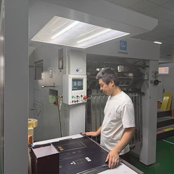 Hebei Wantuo Printing: Консолидируйте производственные мощности всей цепочки подарочных коробок в твердом переплете и реализуйте интегрированное интеллектуальное производство высококачественных винных коробок в мастерской