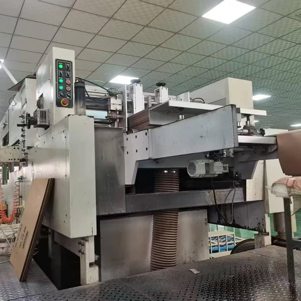 Wantuo Printing представляет универсальную машину Yahua для высечки коробок и удаления отходов, позволяющую повысить автоматизированное производство картонных коробок и коробок для вина