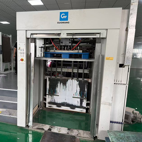 Компания Hebei Wantuo Printing модернизировала свои мощности по интеллектуальному производству подарочной упаковки, внедрив высокотехнологичное высекальное оборудование.