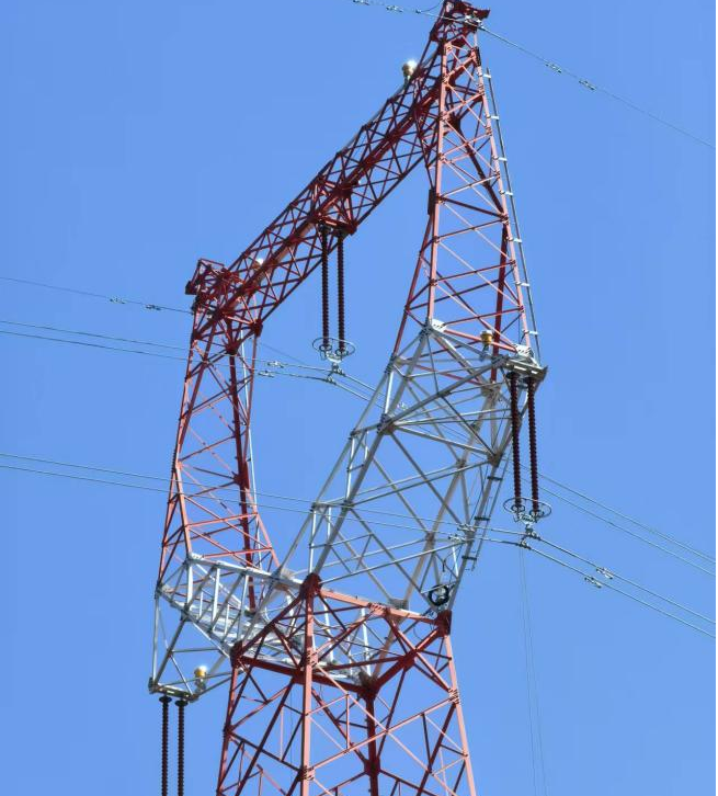 Крупный план установки трёхуровневых авиационных огней на одной опоре линии электропередачи1