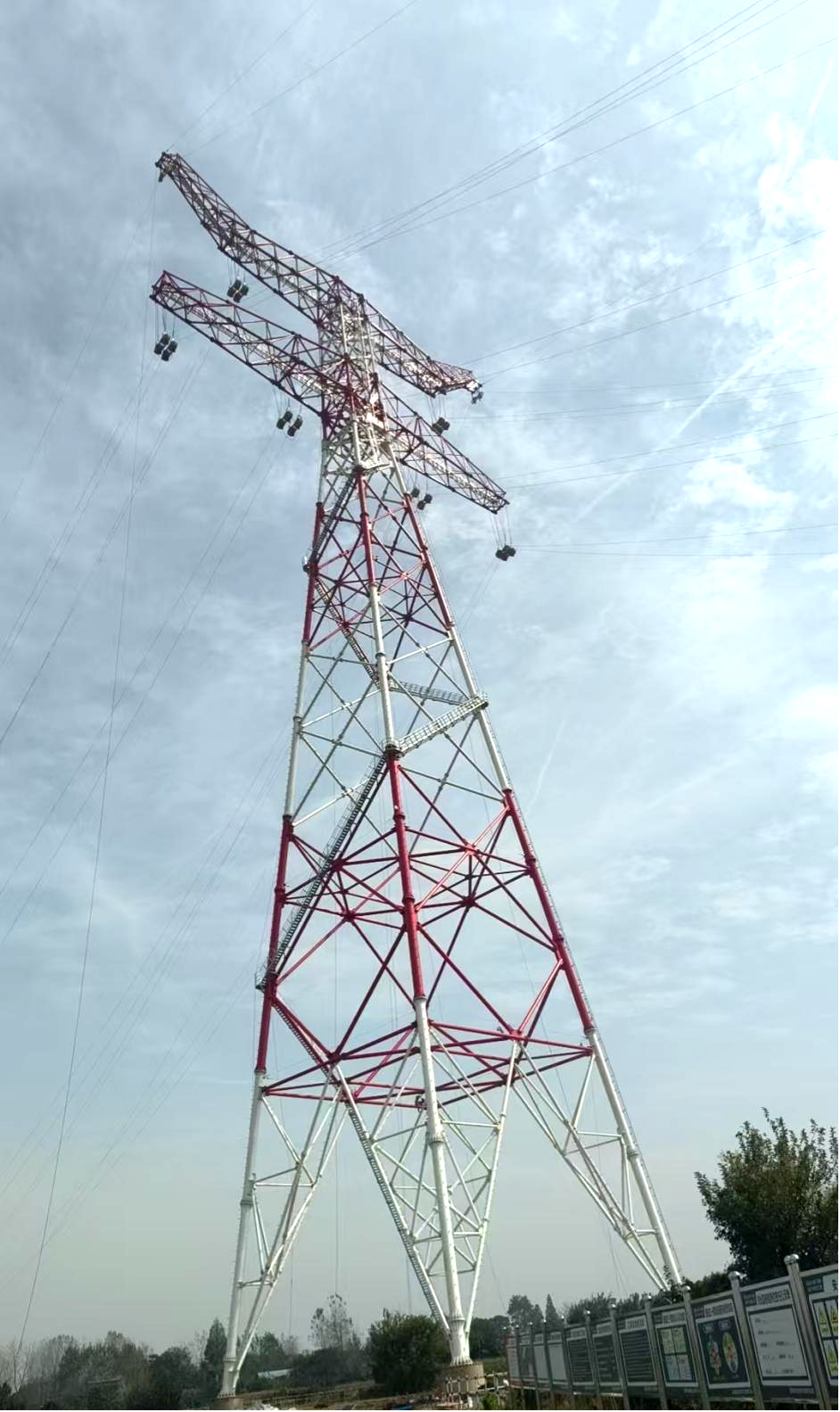Рис. 1. Высотная опора участка крупного пролёта линии 500 кВ ?Ханьчуань ТЭС, этап IV — Цзюньшань?, возносящаяся в голубое небо.