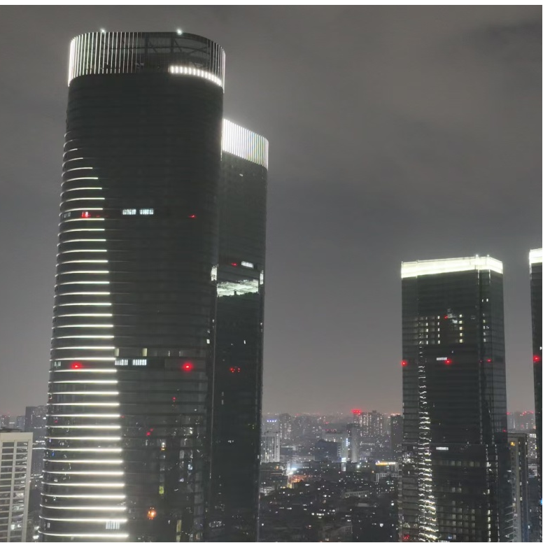 ООО «Чэнду Цзиньхуа Институт прикладной электротехники» предоставило для небоскрёба Century Space Plaza высокостандартное решение по обеспечению авиационной безопасности с использованием системы авиационных огней.