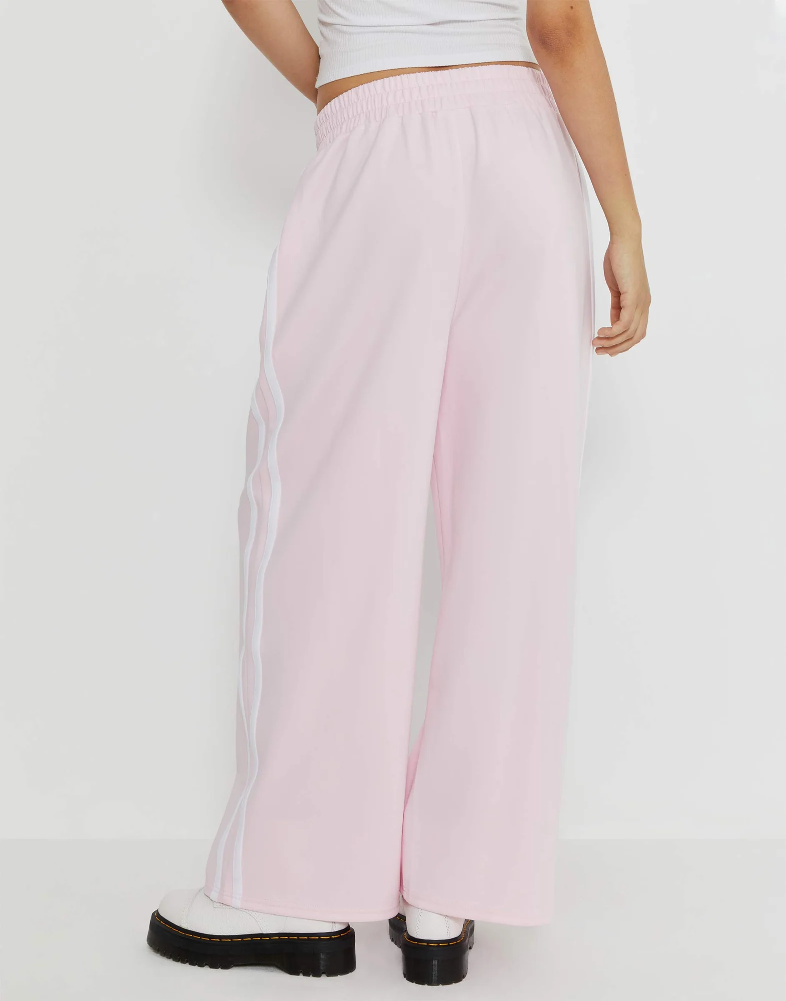 Яркие розовые лыжные брюки: тренд зимы 2026 для стильного катания