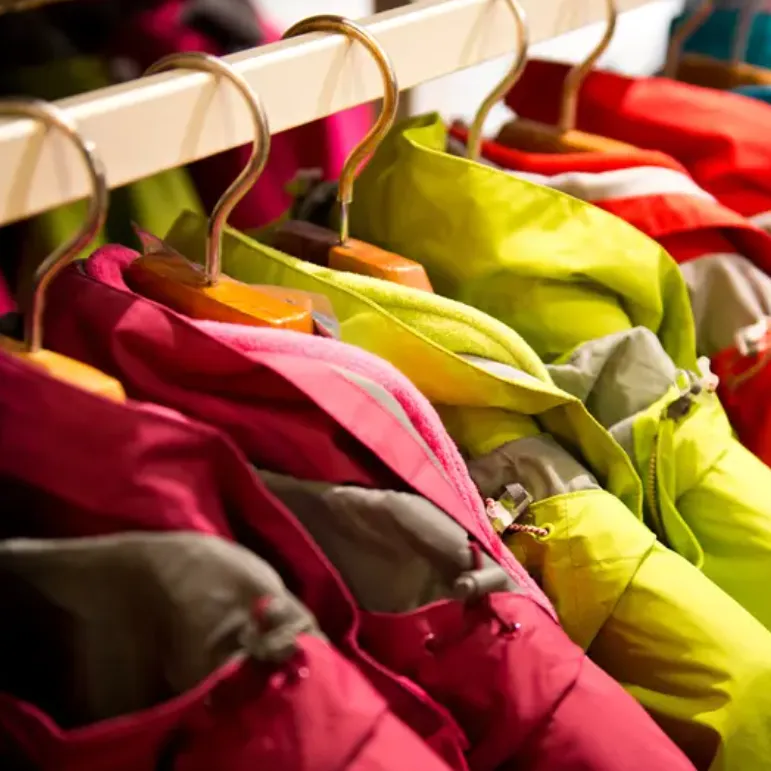 Зимняя верхняя одежда: какая пользуется большей популярностью — ветровка непромокаемая или пуховик