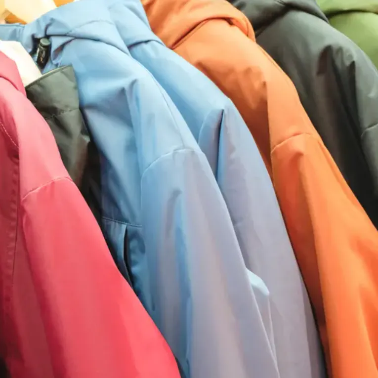 Знаете ли вы, на что нужно обратить внимание при хранении ветровок непромокаемых на складе