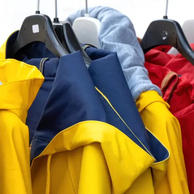 Как правильно стирать и ухаживать за ветровкой непромокаемой, хранящейся на складе