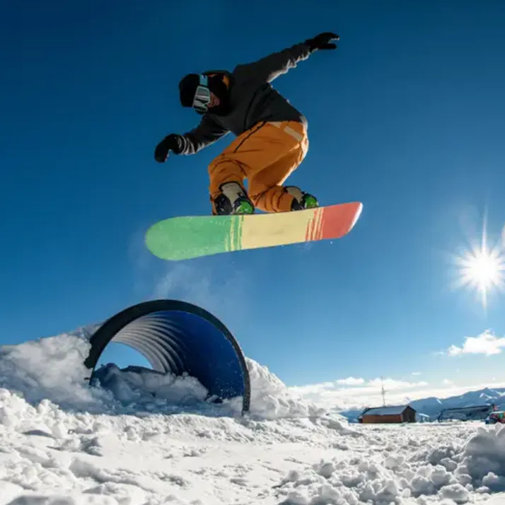 Статья, которая поможет вам разобраться в различиях между доской для сноуборда и горными лыжами