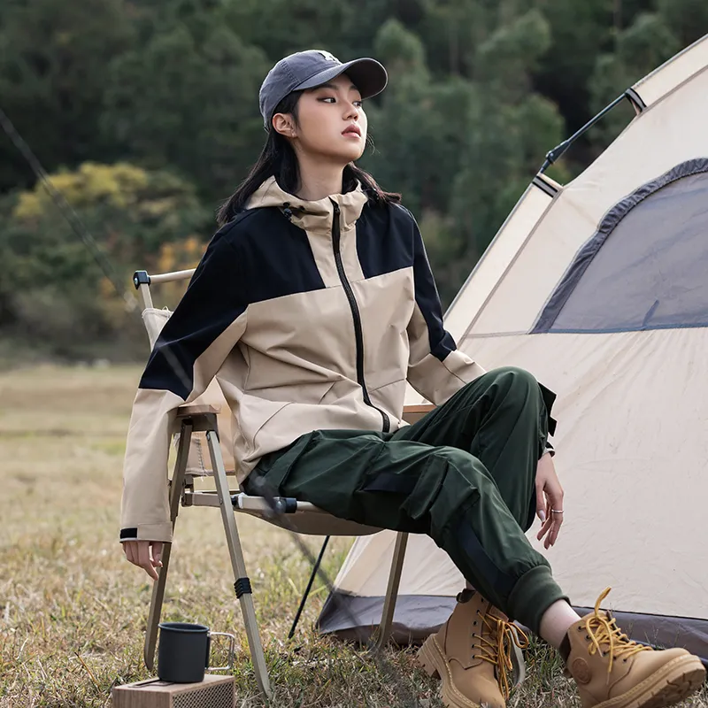 Справляется ли темная ветровка с потливостью от физических нагрузок?