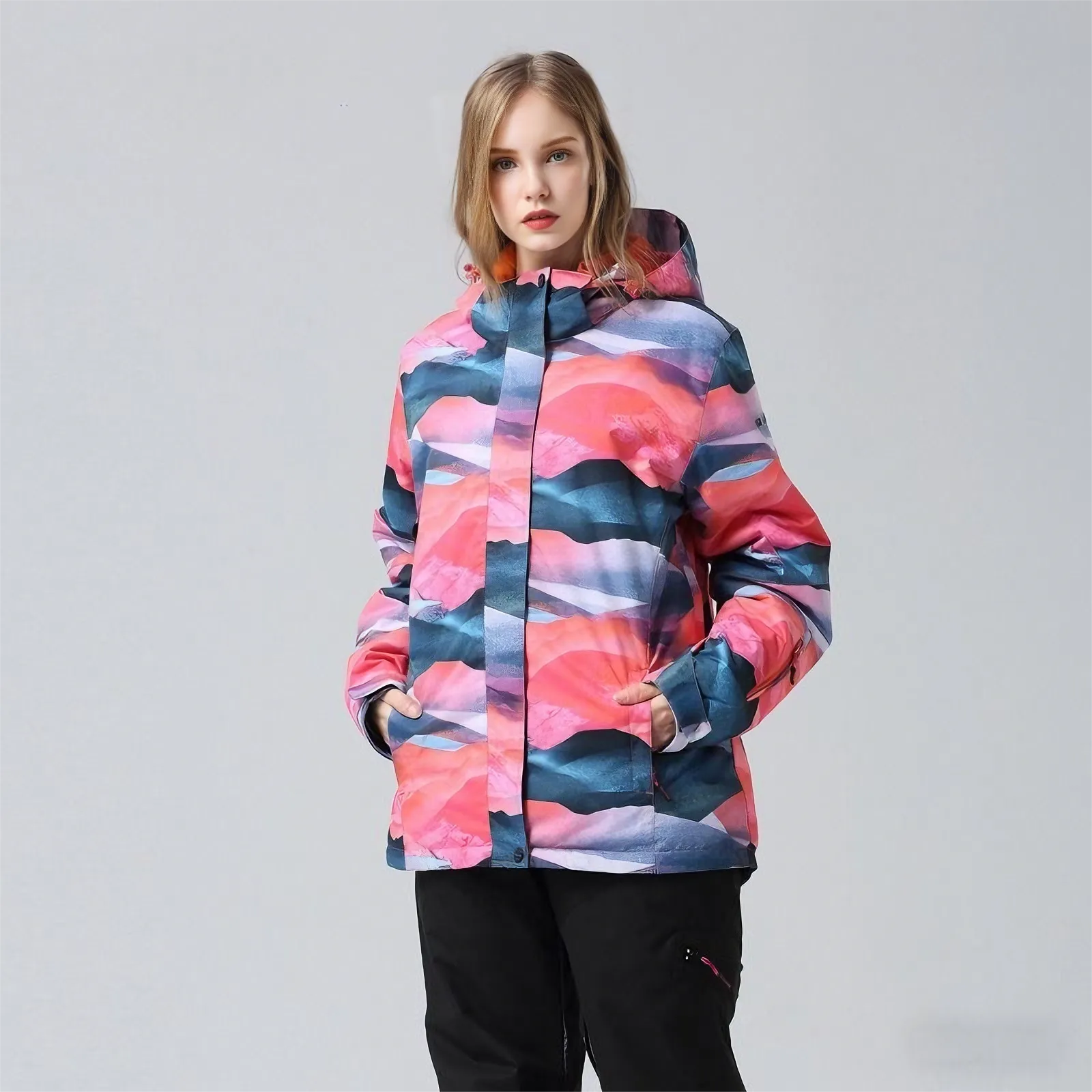 Зимняя куртка для горного туризма и сноуборда