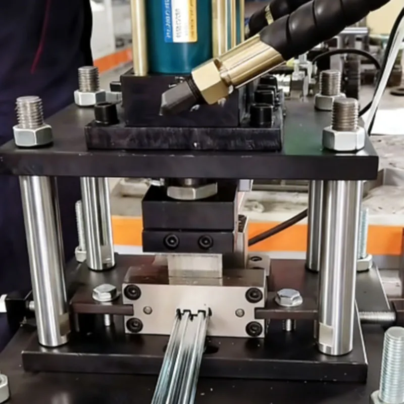 Оборудование для профилирования опор светильников