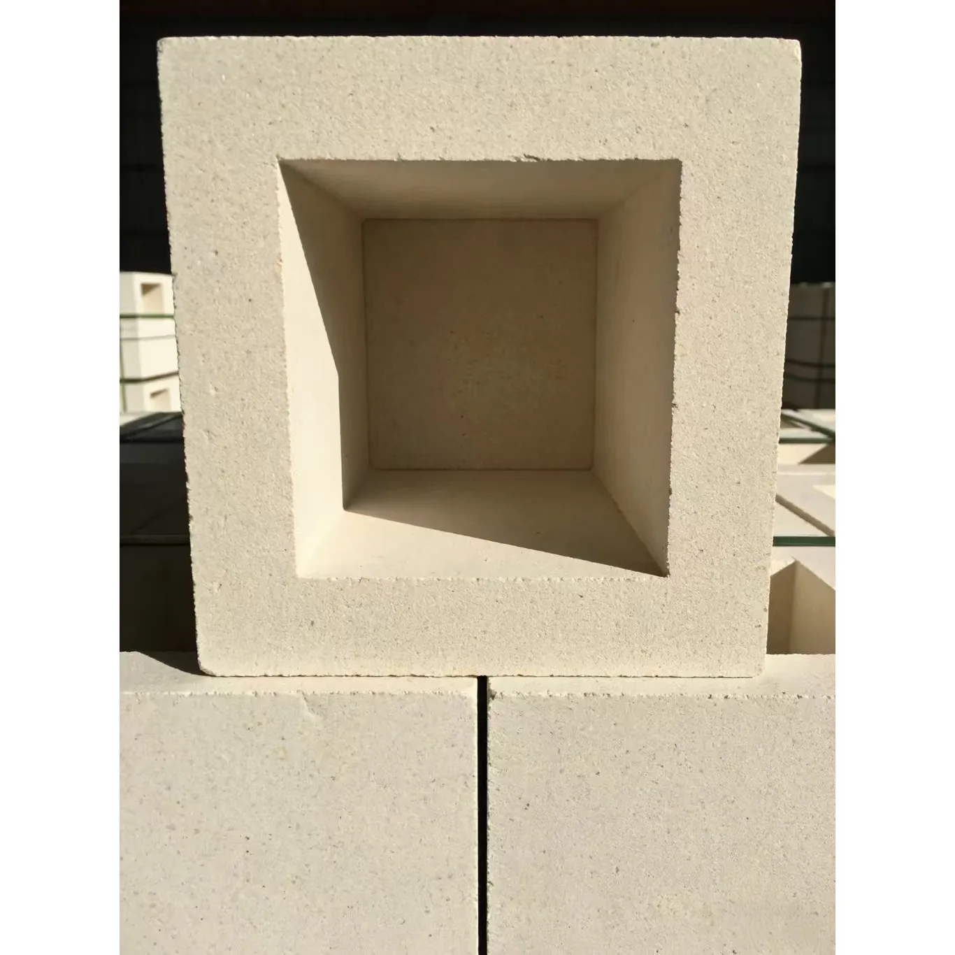 Расширение возможностей мировой стекольной промышленности для ускорения и повышения эффективности внешней торговли с помощью высококачественных огнеупорных материалов на основе циркония.