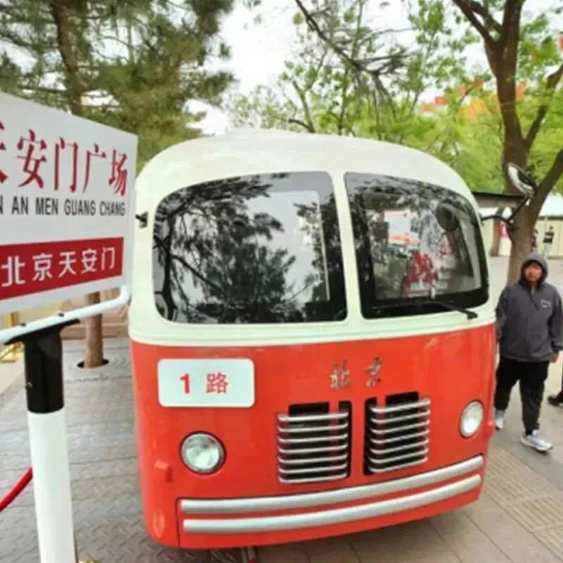 Общественный транспорт на площади Тяньаньмэнь преобразился! Возвращаются автобусы в стиле 57-го года, с дверями, поставленными этой давней пекинской компанией!