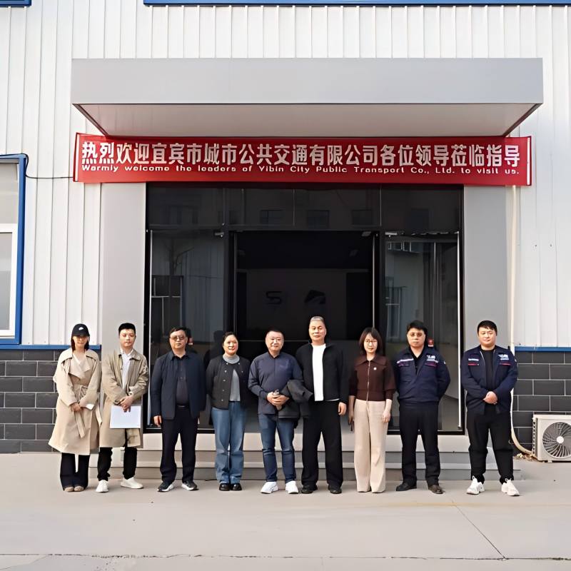 Сотрудничество с компанией Yibin City Public Transport Co., Ltd. для обеспечения безопасных поездок: компания посетила автобус Beijing Saide Bus для осмотра и обмена опытом.