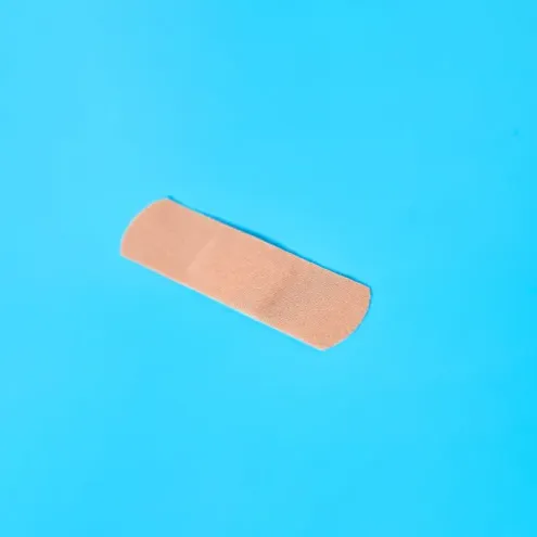 Пластыри: необходимы для ежедневной защиты, обеспечивая сохранность мелких ран.