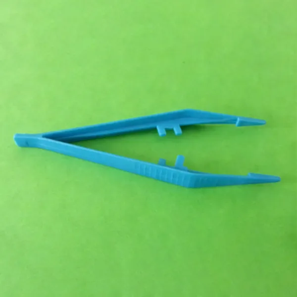 Различные пластиковые пинцеты