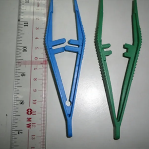 Различные пластиковые пинцеты