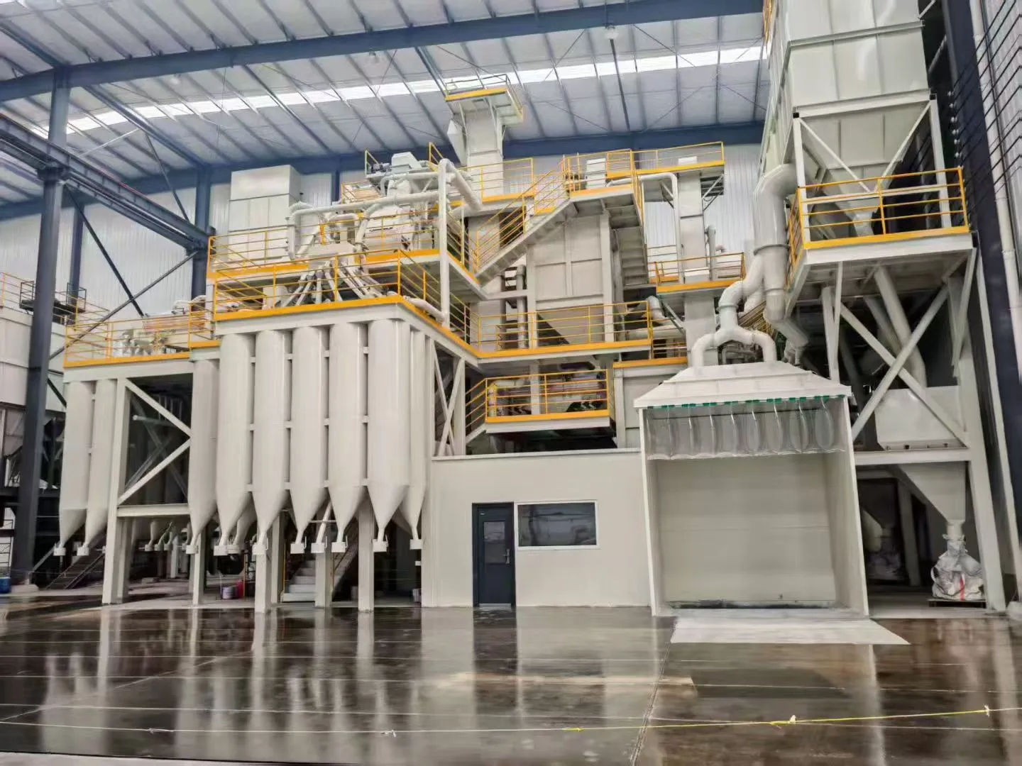 Белый электрокорунд (Al₂O₃ ≥ 99,5%): Полное руководство по свойствам и применению в 2026 году